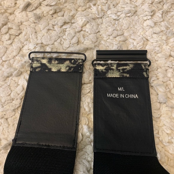 Black & Gold stretchy shimmery shiny metallic women’s belt M/L - Picture 5 of 5